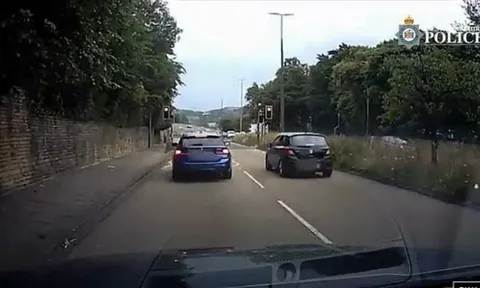 Tài xế ô tô tông bé gái tử vong khi cố vượt đèn đỏ, hành động sau đó gây phẫn nộ