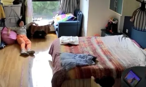 Mẹ bỉm ngất xỉu, camera ghi lại diễn biến hành động của con gái 3 tuổi khiến cõi mạng nể phục