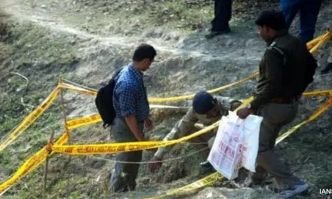 Phát hiện thi thể người phụ nữ trong vali màu đen, trên vai trái có xăm hình "lạ" và chữ "mẹ"