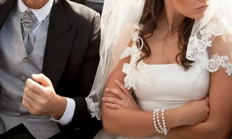 Cô dâu quyết định cưới luôn khách mời khi phát hiện chú rể lừa dối, tất cả đều sững sờ