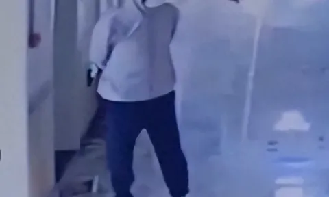 Camera trường học ghi lại cảnh một người đàn ông giả làm ông nội đến đón cháu, cái kết khiến nhiều phụ huynh rùng mình