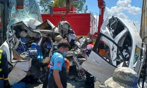 Clip: Ám ảnh hiện trường va chạm ô tô liên hoàn, 10 người tử vong thương tâm không thể nhận diện thi thể