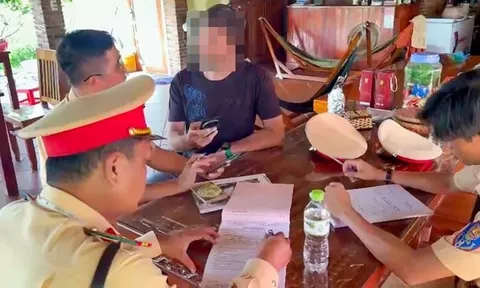 Clip: Nam du khách đi xe máy không mũ bảo hiểm, buông 2 tay "làm xiếc" ở Phú Quốc bị xử lý hành chính
