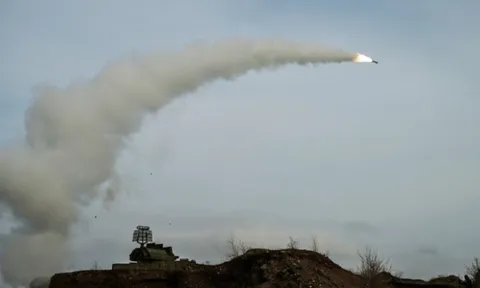 Ukraine trút đòn tấn công trên không quy mô lớn ngay trước lễ kỷ niệm Ngày Chiến thắng của Nga