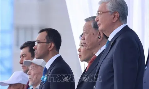 Tổng Bí thư Tô Lâm và Phu nhân dự Lễ duyệt binh kỷ niệm 80 năm Ngày Chiến thắng trong Chiến tranh Vệ quốc vĩ đại tại Moskva