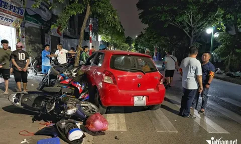 Hà Nội: Nhân chứng nói gì khi ô tô tông liên hoàn 6 xe máy?
