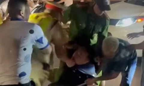 Khống chế người đàn ông có hành vi chống đối cảnh sát giao thông