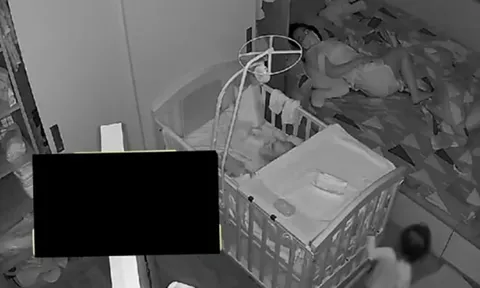 Mẹ sinh thêm em, camera ghi lại cảnh tượng bé gái 1 tuổi nửa đêm sang phòng tìm mẹ khiến nhiều người xót xa