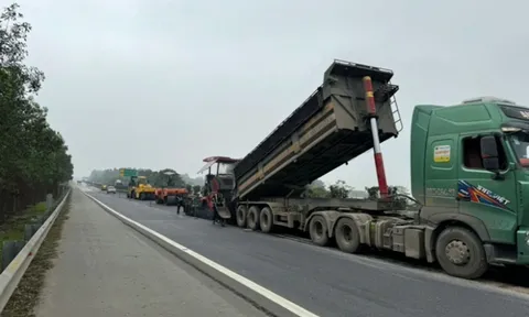 Phó Tổng Giám đốc VEC khi trời mưa vẫn thảm mặt đường cao tốc Nội Bài - Lào Cai?