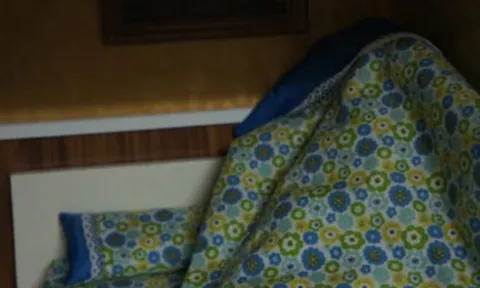 Trời nóng nhưng con gái luôn trùm chăn kín mít khi ngủ, một lần lén vào phòng kéo chăn, tôi ngã ngửa