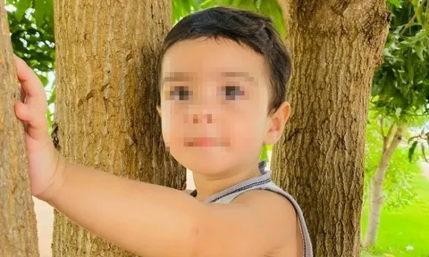 Bị chủ nhà trẻ bỏ quên 4 tiếng trong ô tô đóng kín, bé trai tử vong thương tâm