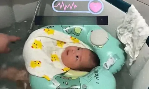 Khoảnh khắc “1 giây trước thảm hoạ”, bé 2 tháng tuổi xinh như thiên thần gặp nạn với phao bơi đỡ cổ