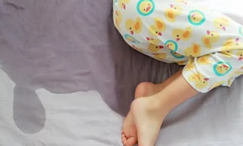 Con nói đêm nào cũng có người lạ trong nhà vệ sinh, tôi ngỡ ngàng khi xem camera