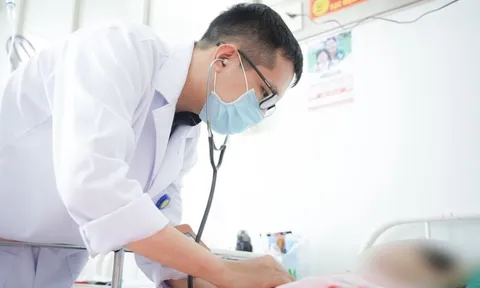 Xe khách chở 24 người hành hương gặp tai nạn, nhiều người nhập viện, có trường hợp nghiêm trọng