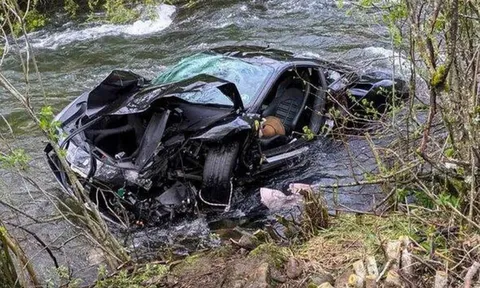 Tai nạn kinh hoàng trên đường đèo: Xe Ferrari lao xuống sông, hai người chết
