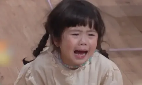 Cặp bố mẹ nổi tiếng MXH bị quay lại khoảnh khắc thản nhiên ngồi trò chuyện, bỏ mặc con khóc lớn