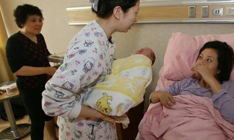 Cứ tới bữa cơm mẹ chồng rửa tay 3-4 lần, con dâu lén đi theo thì nghẹn họng