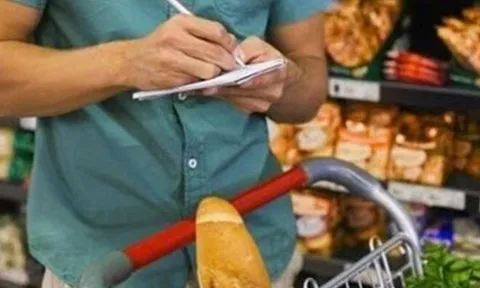Vợ đưa 200 nghìn đi chợ, tôi nghĩ bụng đút túi được vài chục, mua xong mới tá hỏa