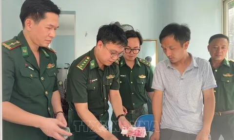 Bộ đội biên phòng bàn giao đồ vật bị đánh rơi cho du khách Trung Quốc