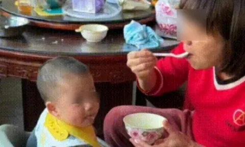 Vì sao bé 2 tuổi mắc bệnh giang mai? Cha mẹ sững sờ khi biết nguyên nhân từ thói quen này của mình
