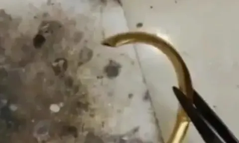 Mang lắc tay vàng đi bán, cô gái sốc khi bên trong rỗng và có nước chảy ra