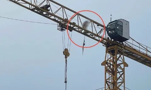 Thông tin bất ngờ về người đàn ông không mặc quần áo "làm xiếc" trên cần cẩu cao hàng chục mét