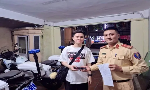 Nhặt được chiếc điện thoại giá trị hàng chục triệu đồng, người phụ nữ đã tin tưởng giao lại cho Cảnh sát giao thông