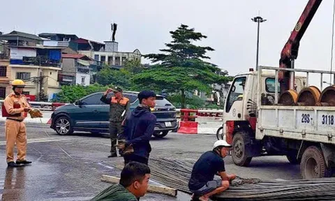 Xe tự chế làm rơi bó sắt dài 12 mét xuống đường bị phạt đến 40 triệu đồng