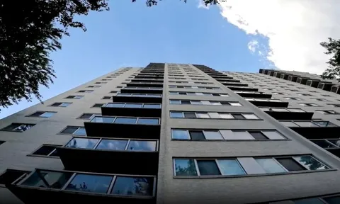 Thót tim bé trai 2 tuổi rơi từ tầng 15 chung cư, các phụ huynh ở địa phương bàng hoàng về điều xảy ra ngay sau đó