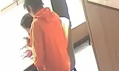 Mẹ và con gái vào nhà hàng gọi 3 món nhưng không đụng đũa suốt 1 giờ, ông chủ âm thầm gọi cảnh sát