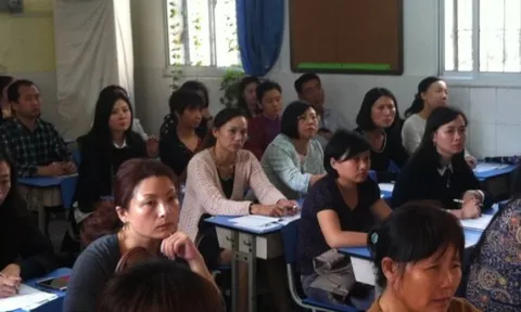 Tôi mất ngủ cả đêm khi bố chồng đi họp phụ huynh về mừng rỡ khoe cháu gái học bạ toàn điểm 10