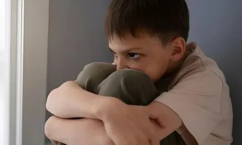 Bé trai 8 tuổi ném đồ đạc, từ chối đến trường khiến cha mẹ giận dữ: Chuyên gia chỉ cách tháo gỡ "nút thắt" trong lòng con