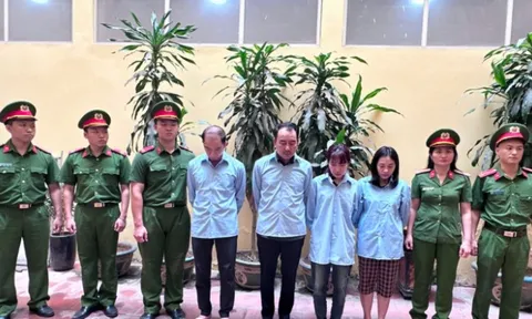 Hà Nội: Nhận hối lộ hơn 1,1 tỷ đồng để bỏ qua vi phạm trật tự đô thị, Bí thư phường cùng 3 cán bộ bị khởi tố