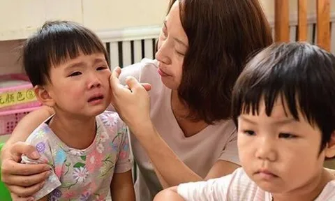 Con đi học khóc ròng suốt 3 tháng, chuyển sang trường khác tôi mới biết nguyên do