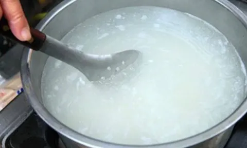 Mẹ chồng nấu cháo tôm cho cháu luôn bỏ thịt, chỉ lấy vỏ, biết lý do tôi sốc không nói nên lời