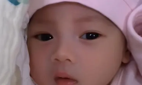 Bé gái khiến cả bệnh viện nháo nhào vì vừa chào đời đã xinh như “hoa hậu”, dân tình xôn xao diện mạo bố mẹ