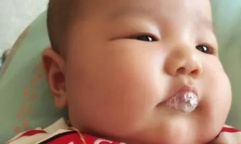 Con 2 tháng tuổi thường xuyên “thổi bong bóng”, mẹ tưởng hành động dễ thương nhưng bác sĩ bắt nhập viện ngay lập tức