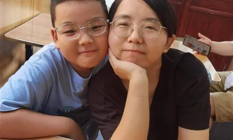 Đoạn video trên chuyến metro gây sốt cõi mạng, hành động của cặp mẹ con khiến tất cả hành khách nể phục