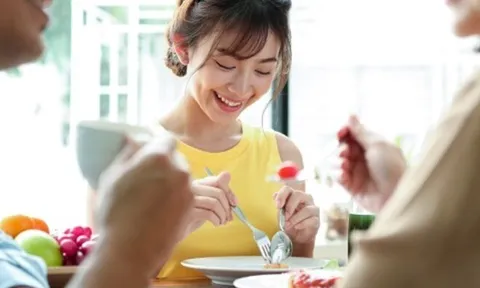 Giúp con trai chăm sóc cháu nhiều năm liền, mẹ chồng hối hận khi nghe con dâu nói