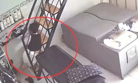 Mẹ Việt ngã từ trên tầng cao xuống đất, gặp nguy hiểm nhưng tay vẫn giữ chặt bảo vệ con