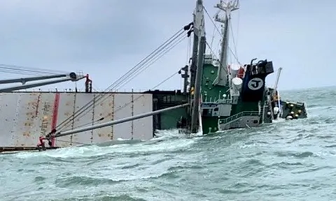 Chìm tàu ở Vũng Áng, 10 người mất tích trên biển