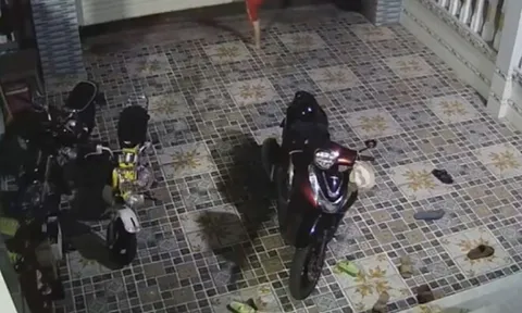 Mẹ bỉm sợ hãi cảnh bé gái 8 tuổi ở Bình Thuận đu lên cửa cuốn, bị cuộn toàn thân đưa lên cao, hôn mê