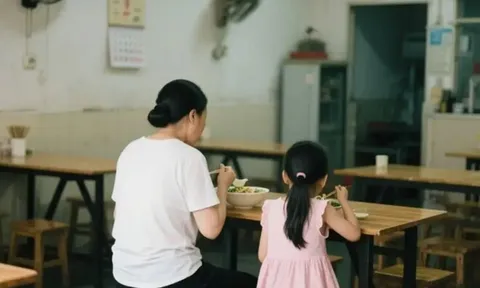 Hai mẹ con ăn một bát mì trong cửa hàng, vừa rời đi, chủ quán "tiên tri" một câu về tương lai của người mẹ