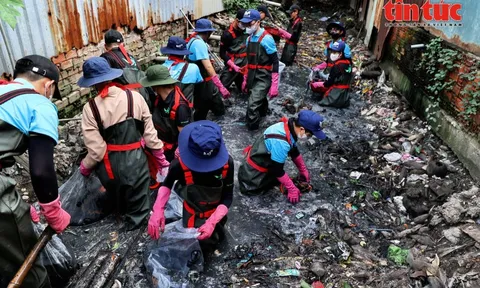 Nhóm bạn trẻ dọn sạch dòng kênh đen để lan tỏa lối sống xanh