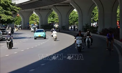 Người dân Hà Nội chống chọi với nắng nóng đỉnh điểm