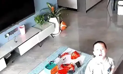 Con nghỉ hè ở nhà một mình, cảnh tượng camera giám sát ghi lại được khiến mẹ nghẹn lời