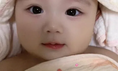 Bé gái sơ sinh chào đời đẹp như thiên thần, bác sĩ phải thốt lên: Hoa hậu tương lai!