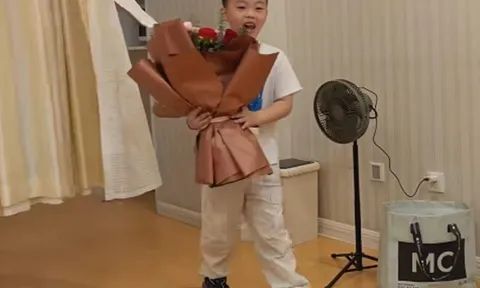 Bé trai vào viện thăm mẹ mới đẻ, bị sốc vì em mới sinh quá xấu, sau vài tháng thay đổi thái độ khi em "lột xác"