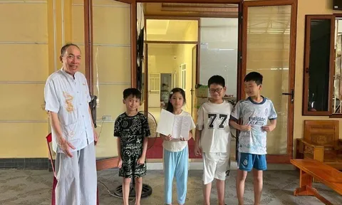 Ông nội Thái Bình 60 tuổi đón 7 cháu ở thành phố về quê, "gây bão" với bảng nội quy xem Tivi điện thoại cho "khối nghỉ hè" cực đỉnh