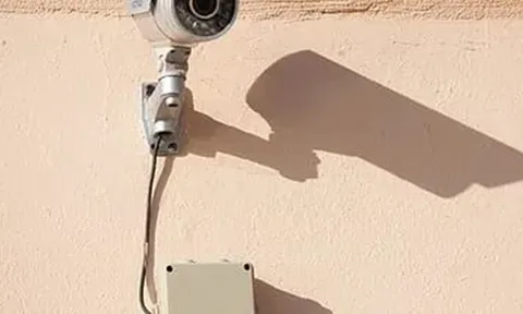 Bố mẹ lắp camera trong phòng để theo dõi con, đứa trẻ bật khóc cầu cứu người lạ và cái kết